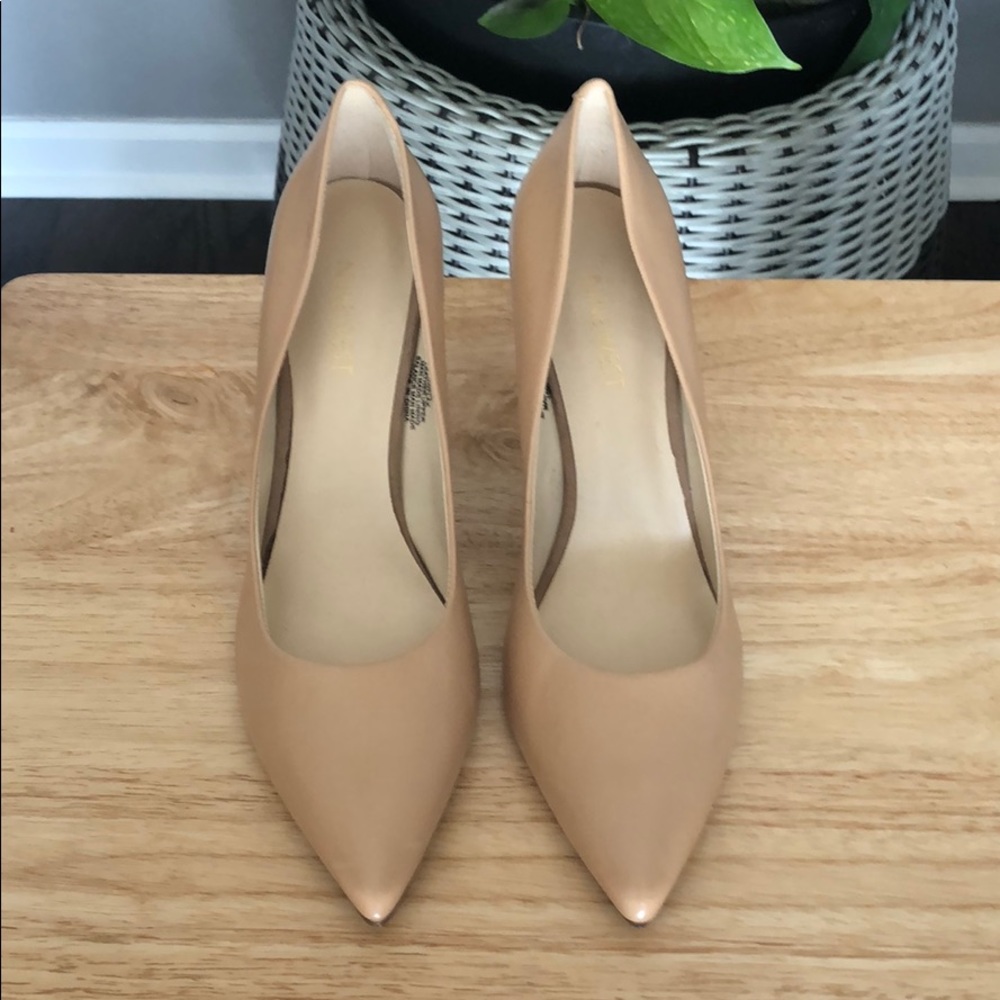 Nine West Taupe Pointed-Toe Pump Size 10M